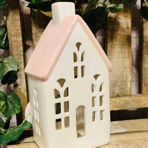 White Pink Glittery Roofed Illuminated House - Picture 1 of 7